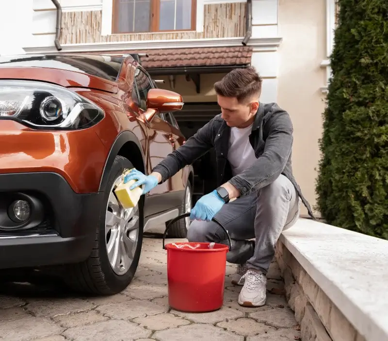 Lavage auto à domicile Confort-Meilars : professionnel intervenant sur un véhicule
